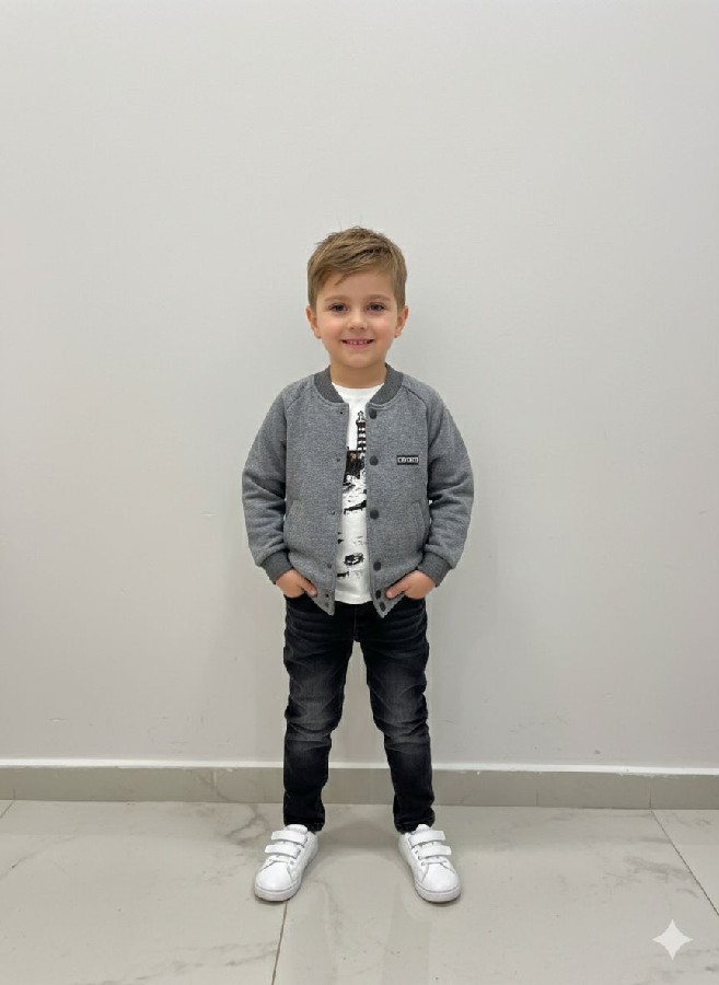 gri ceketli kot pantolonlu erkek çocuk üçlü takım