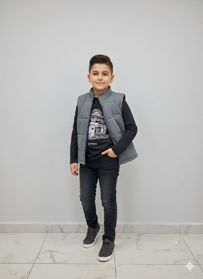 şişme yelekli siyah kot pantolonlu erkek çocuk üçlü takım