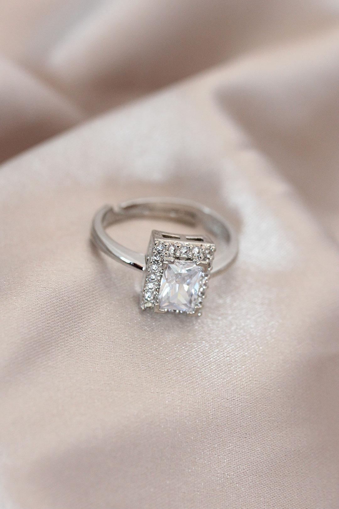 Ayarlamalı Silver Renk Metal Zirkon ve Kristal Taşlı Dikdörtgen Model Yüzük BYK2067