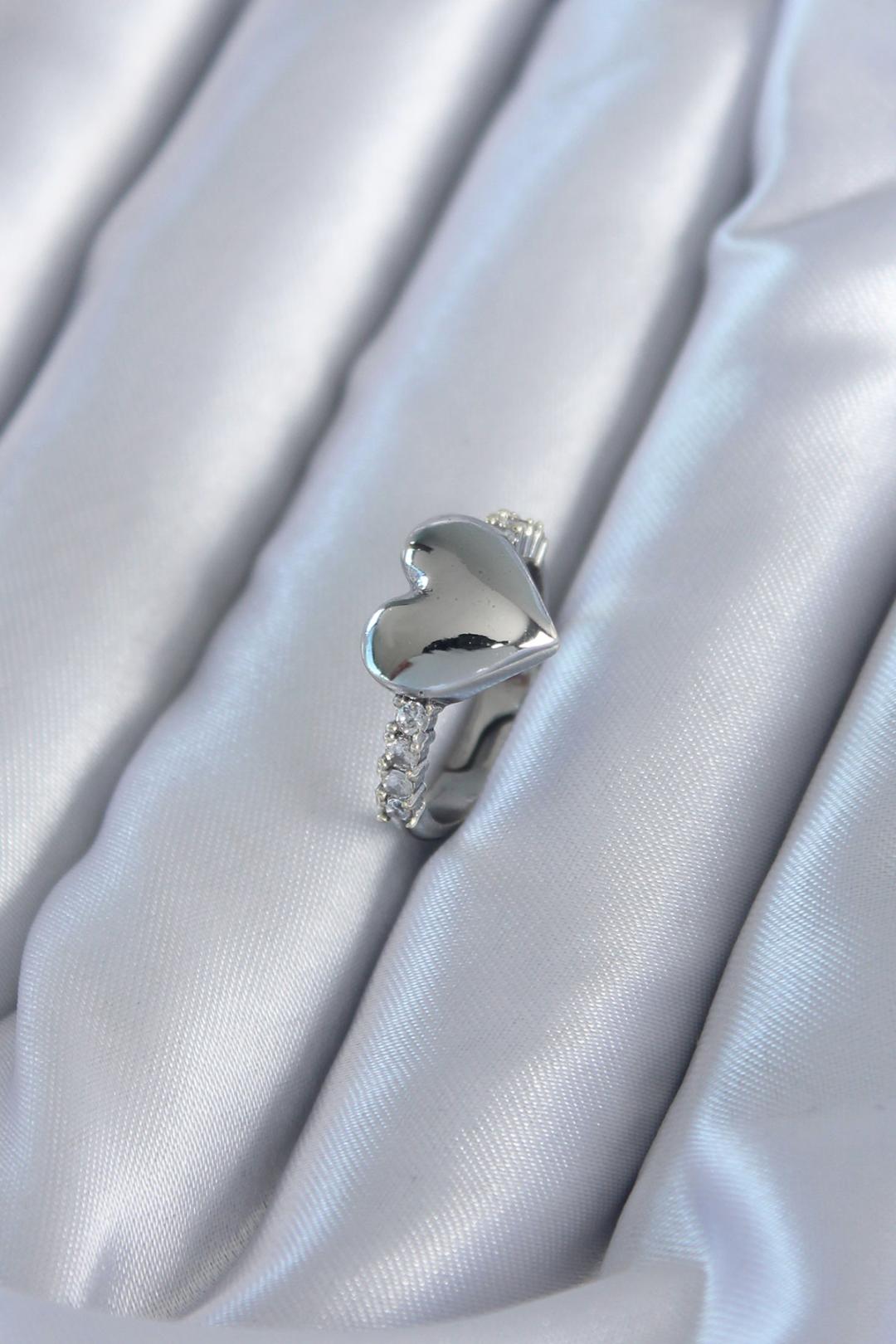 Gümüş Renk Pirinç Zirkon Taşlı Kalp Model Kadın Yüzük BYK2820