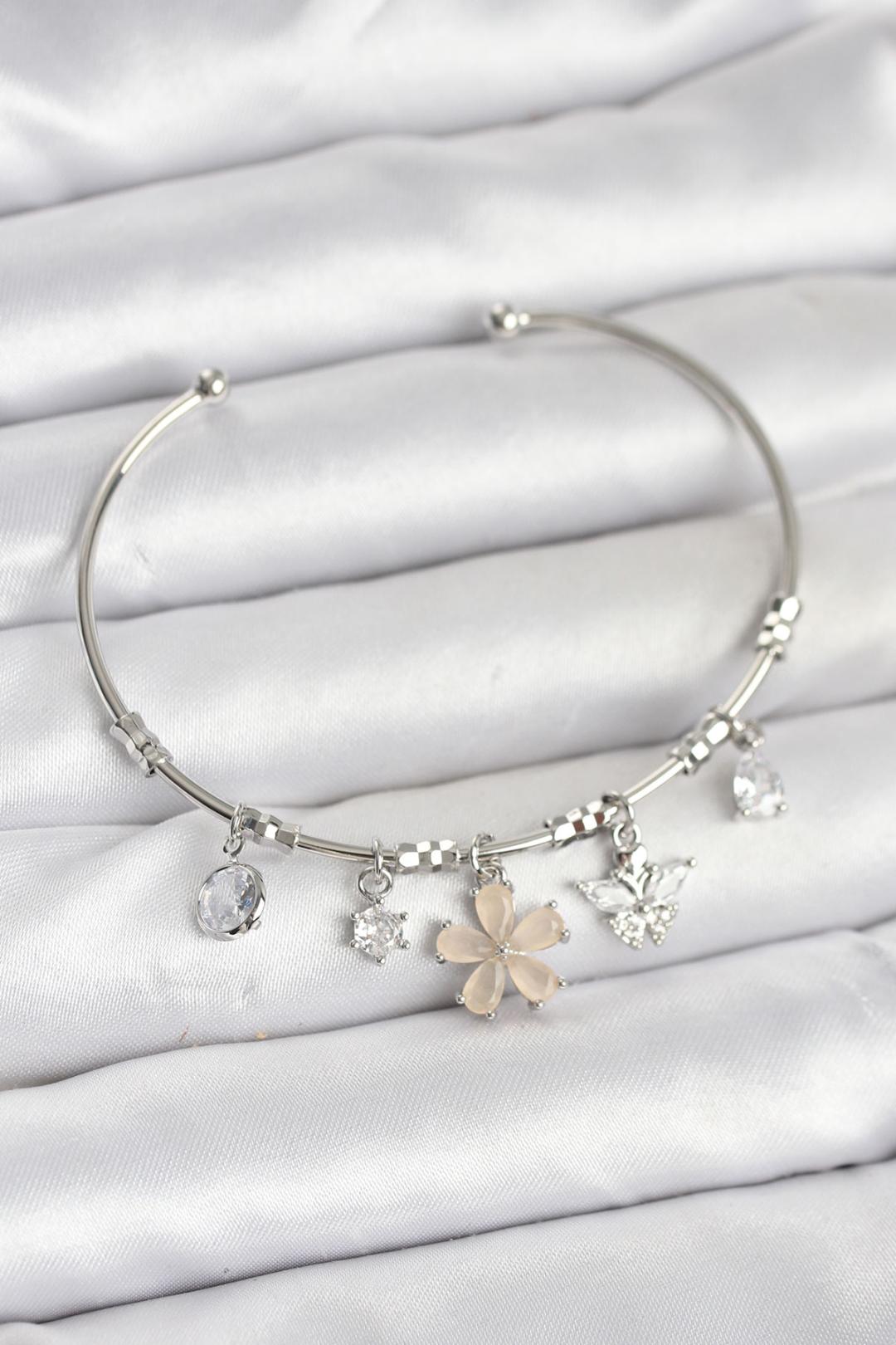 Çiçek ve Kelebek Charmlı Gümüş Renk Pirinç Kadın Bileklik BB8050