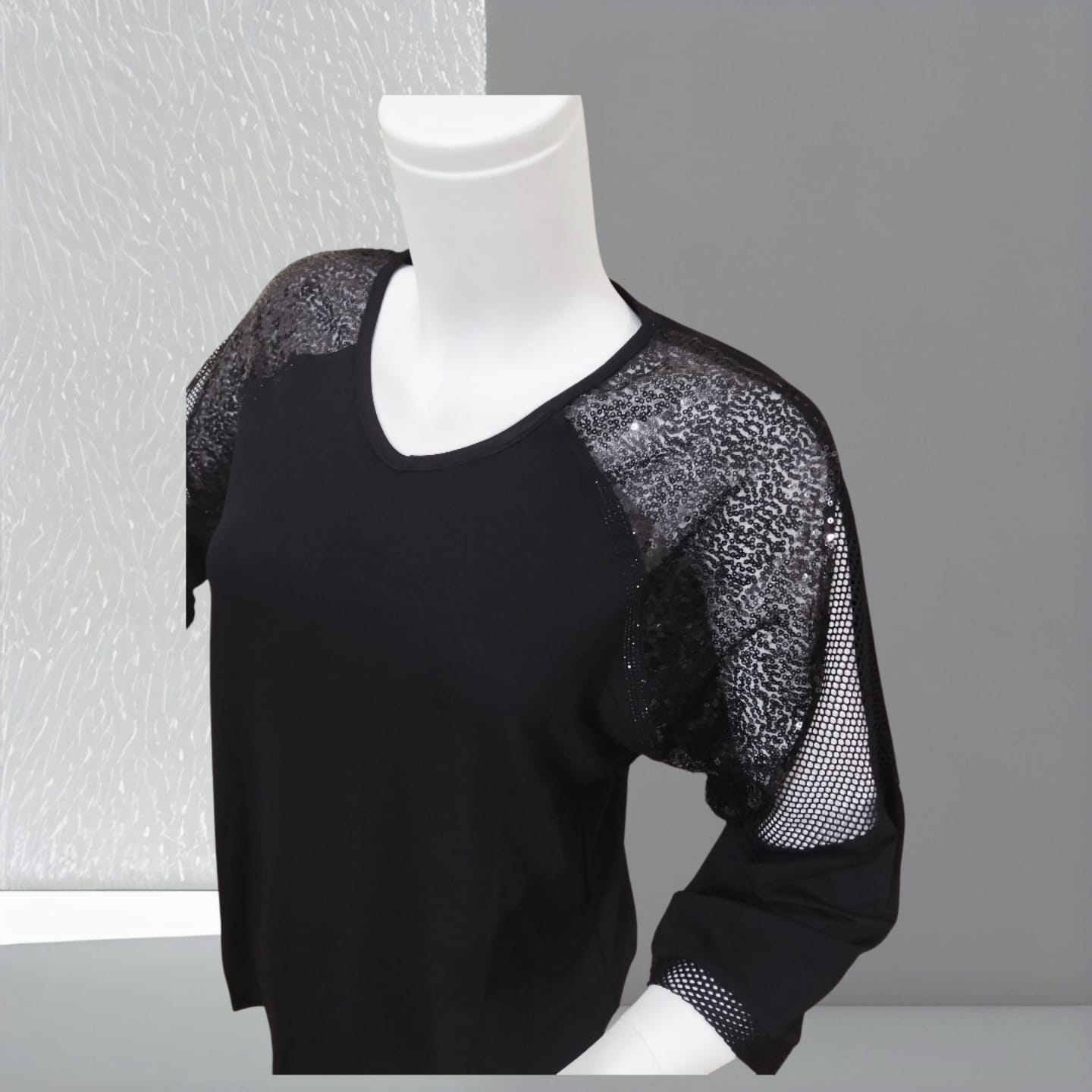 omuz pul detaylı siyah bluz