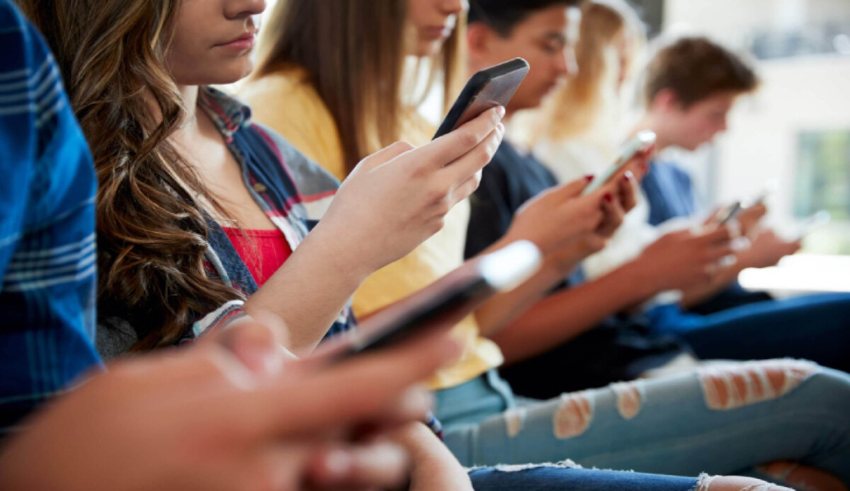 Neden Öğrenciler İçin Tuşlu Telefon Daha Mantıklı Bir Seçim?