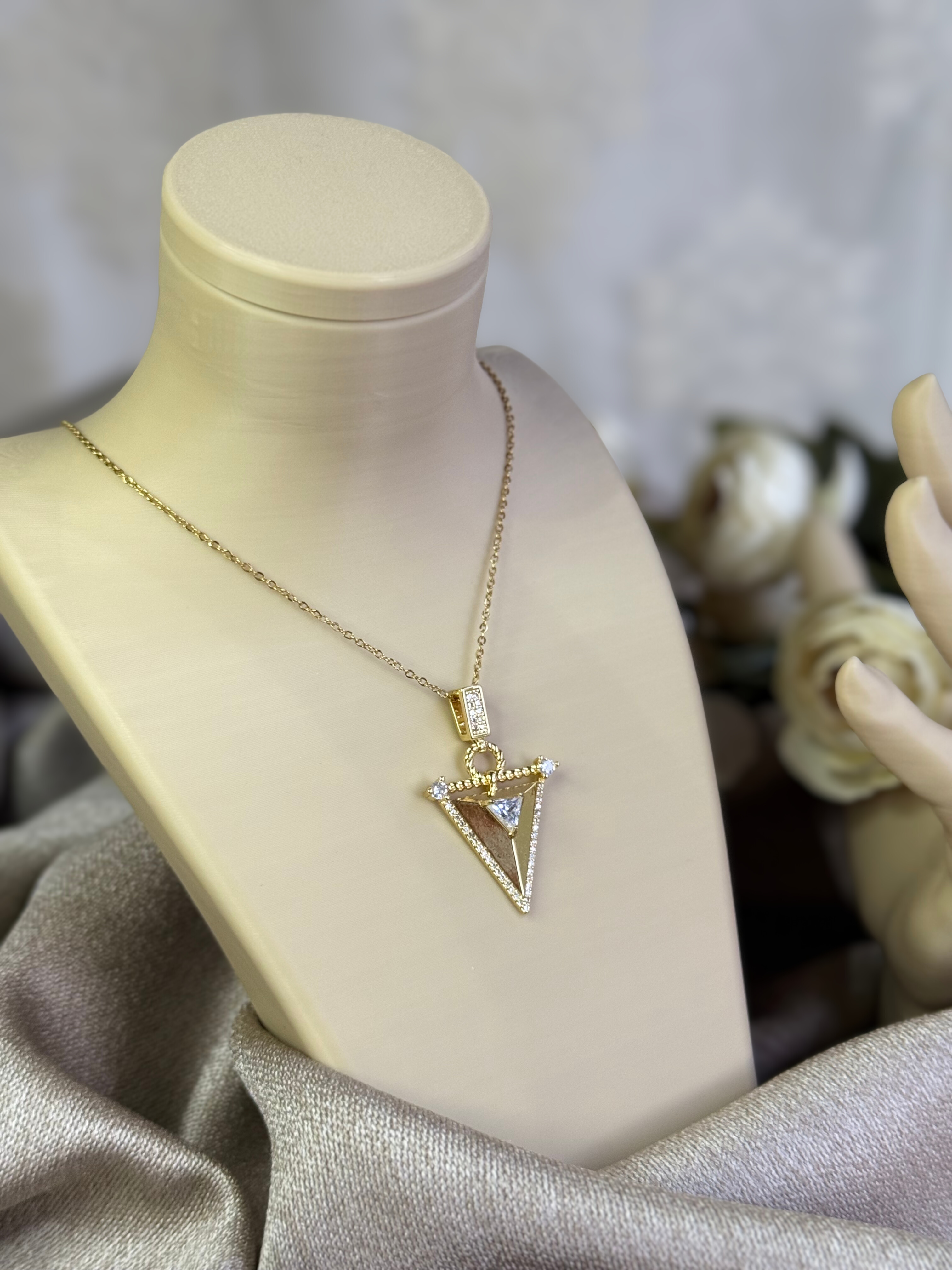 Çelik Üçgen Model Kolye