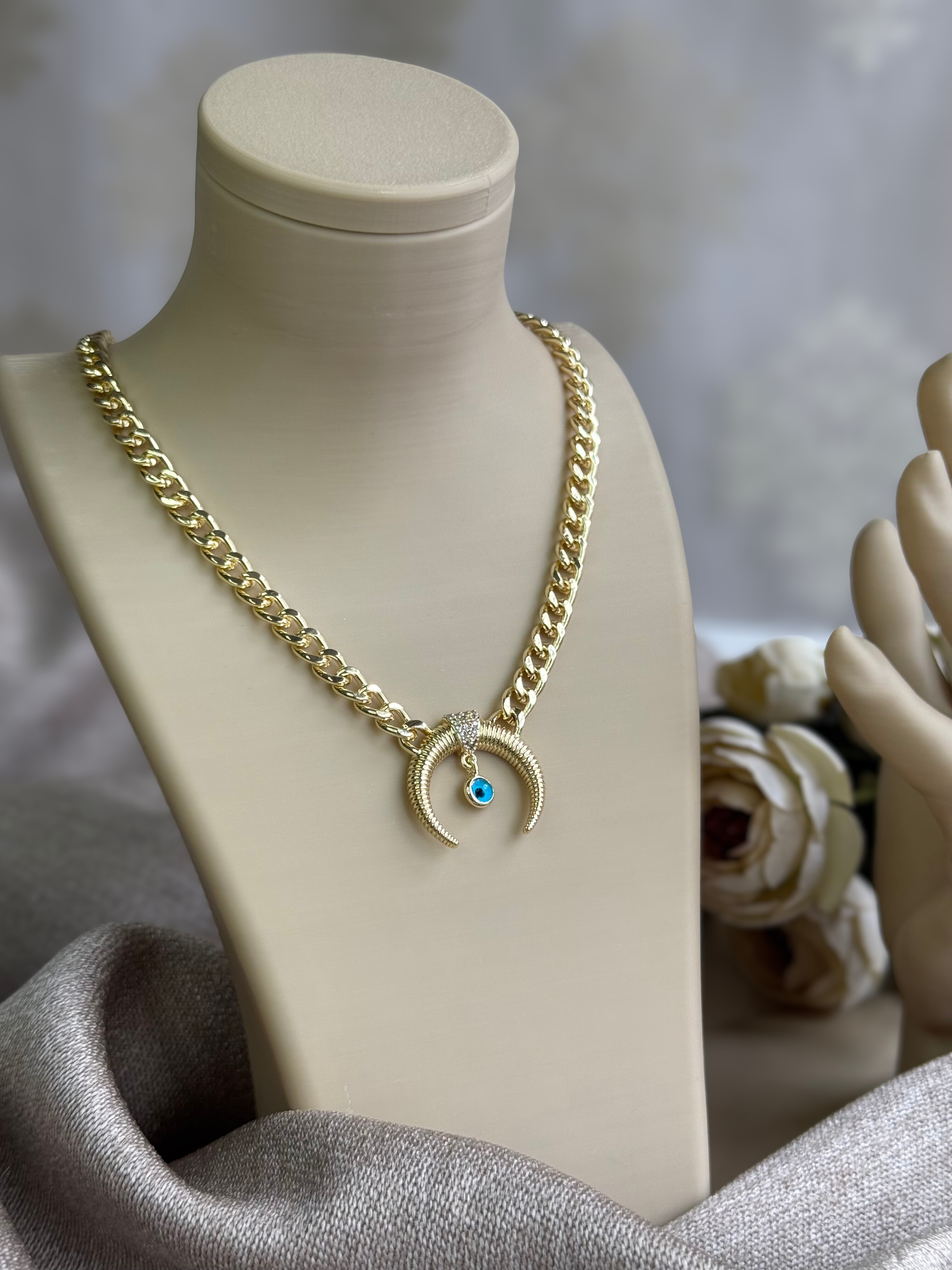 Hilal Figürlü Çağla Model Kolye