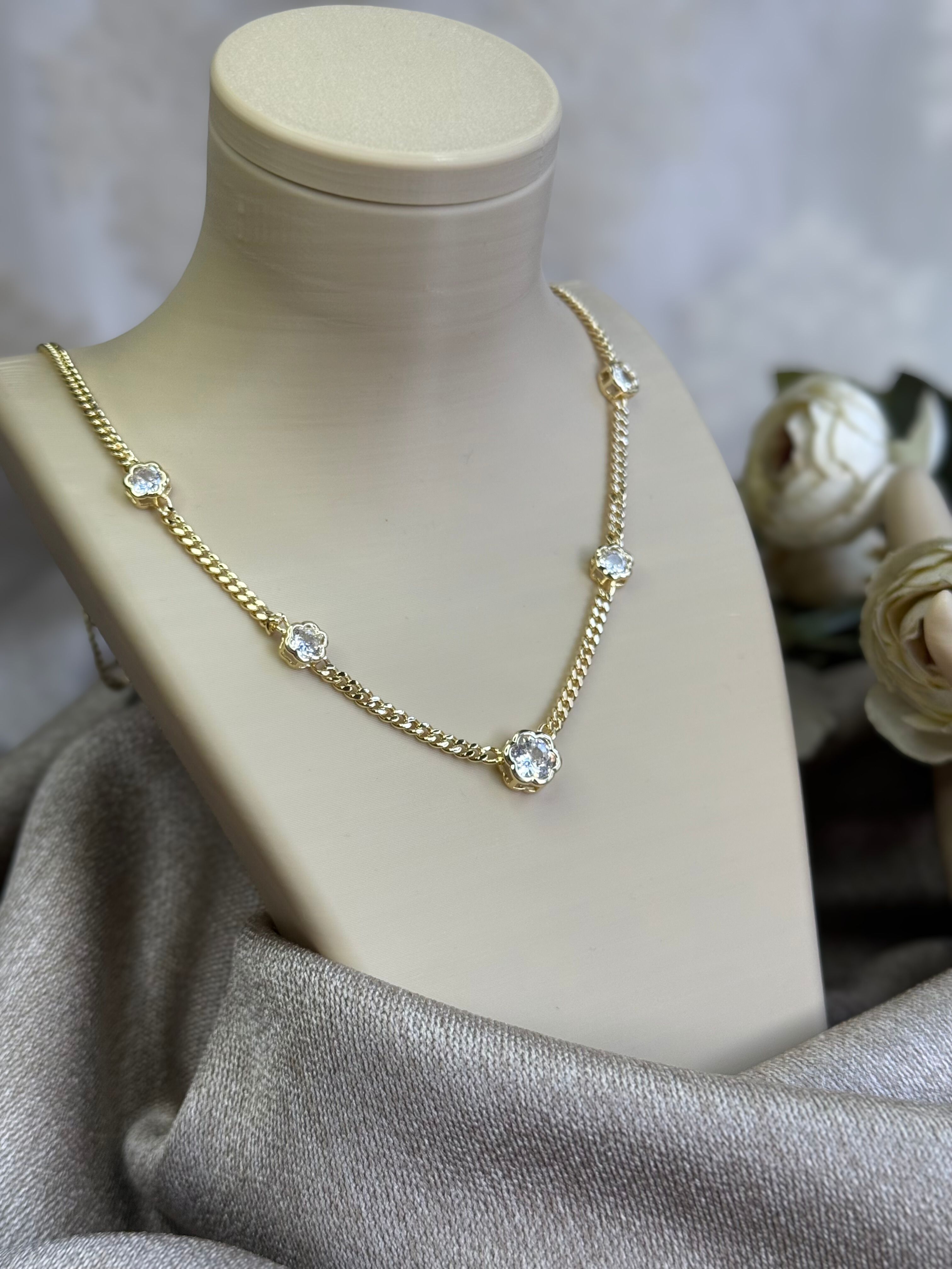 Gömmetaş Çiçek Model Kolye