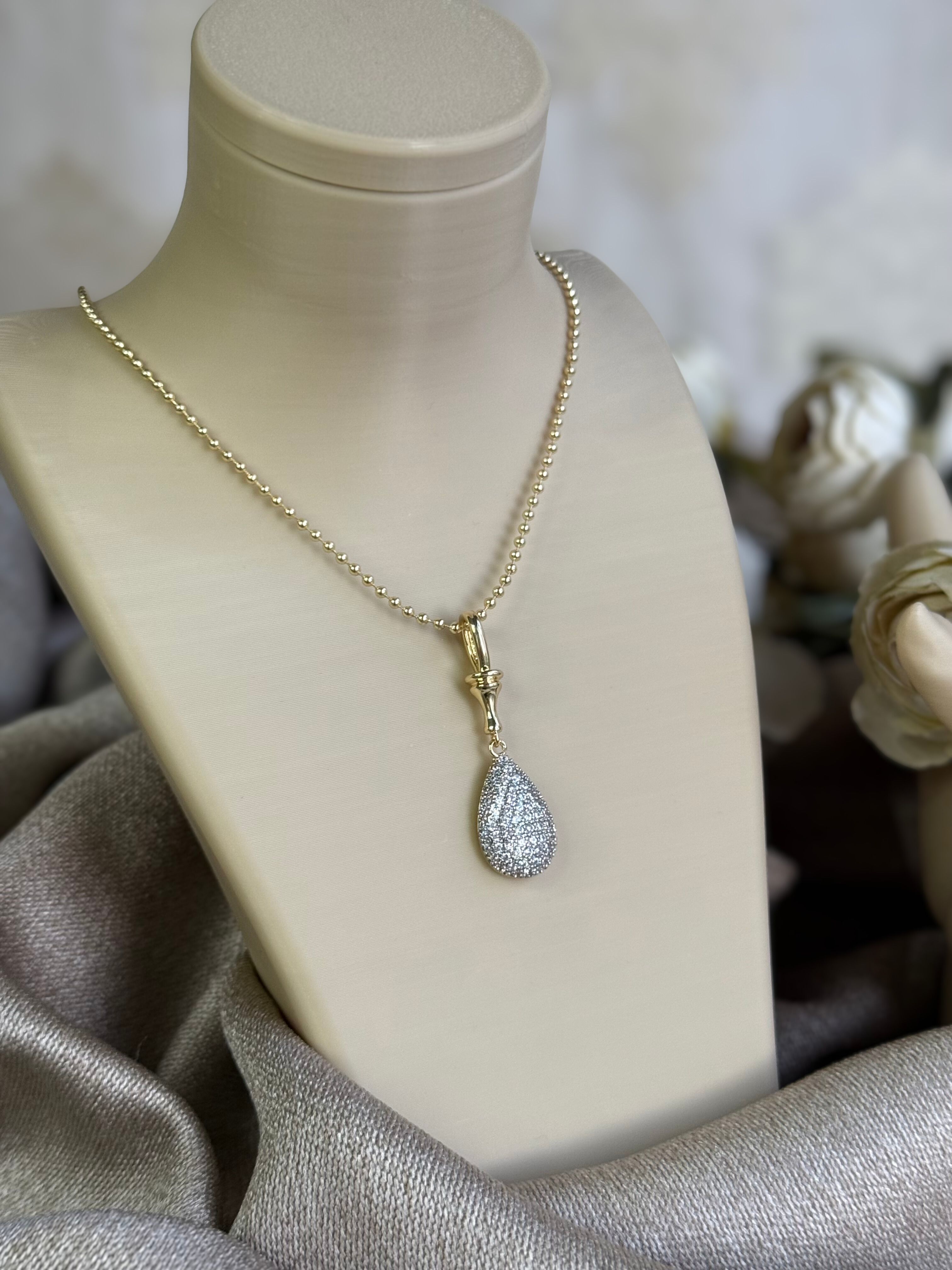 Damla Taş Model Kolye