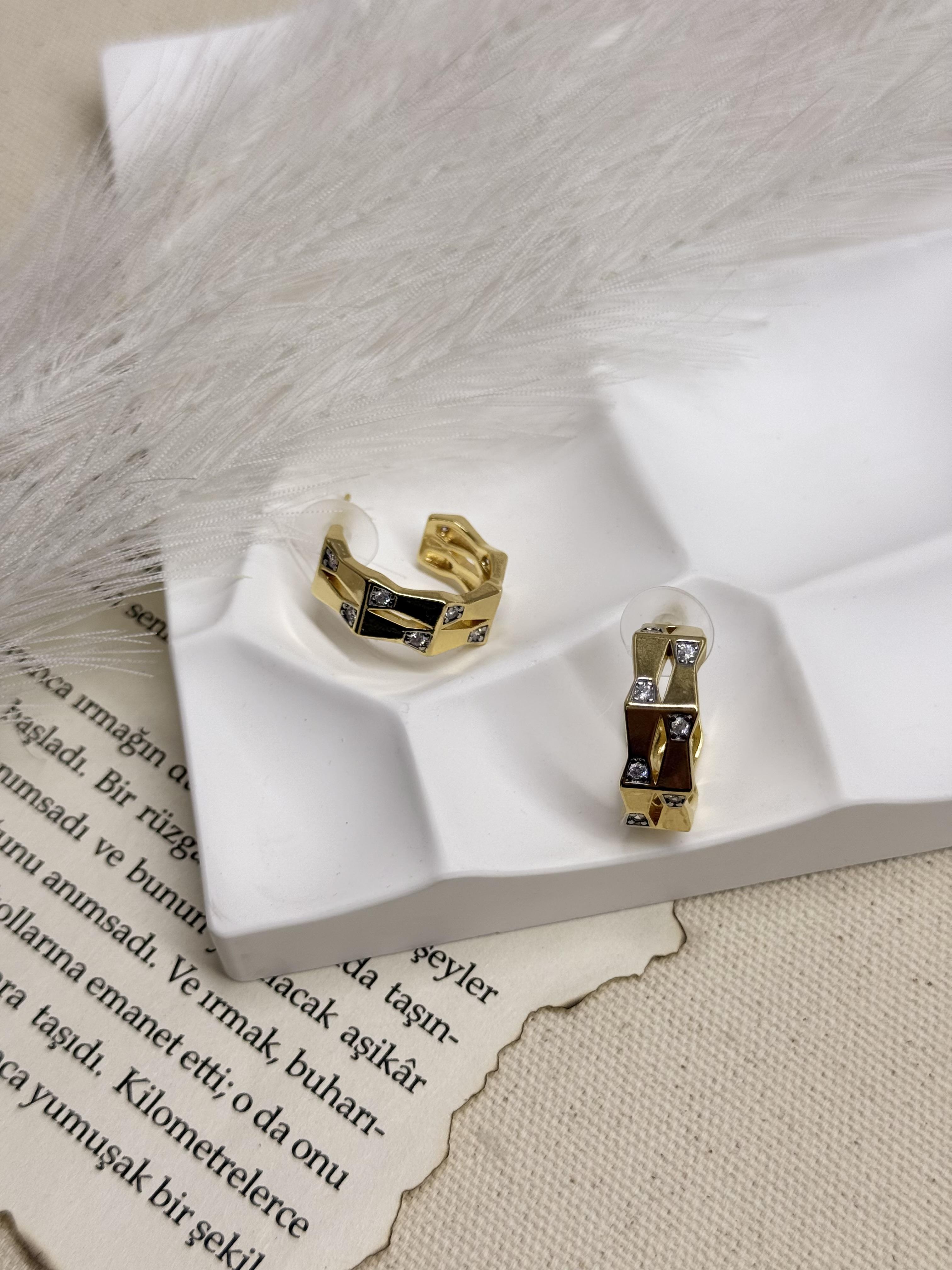 Taşlı Asimetrik Gold Küpe