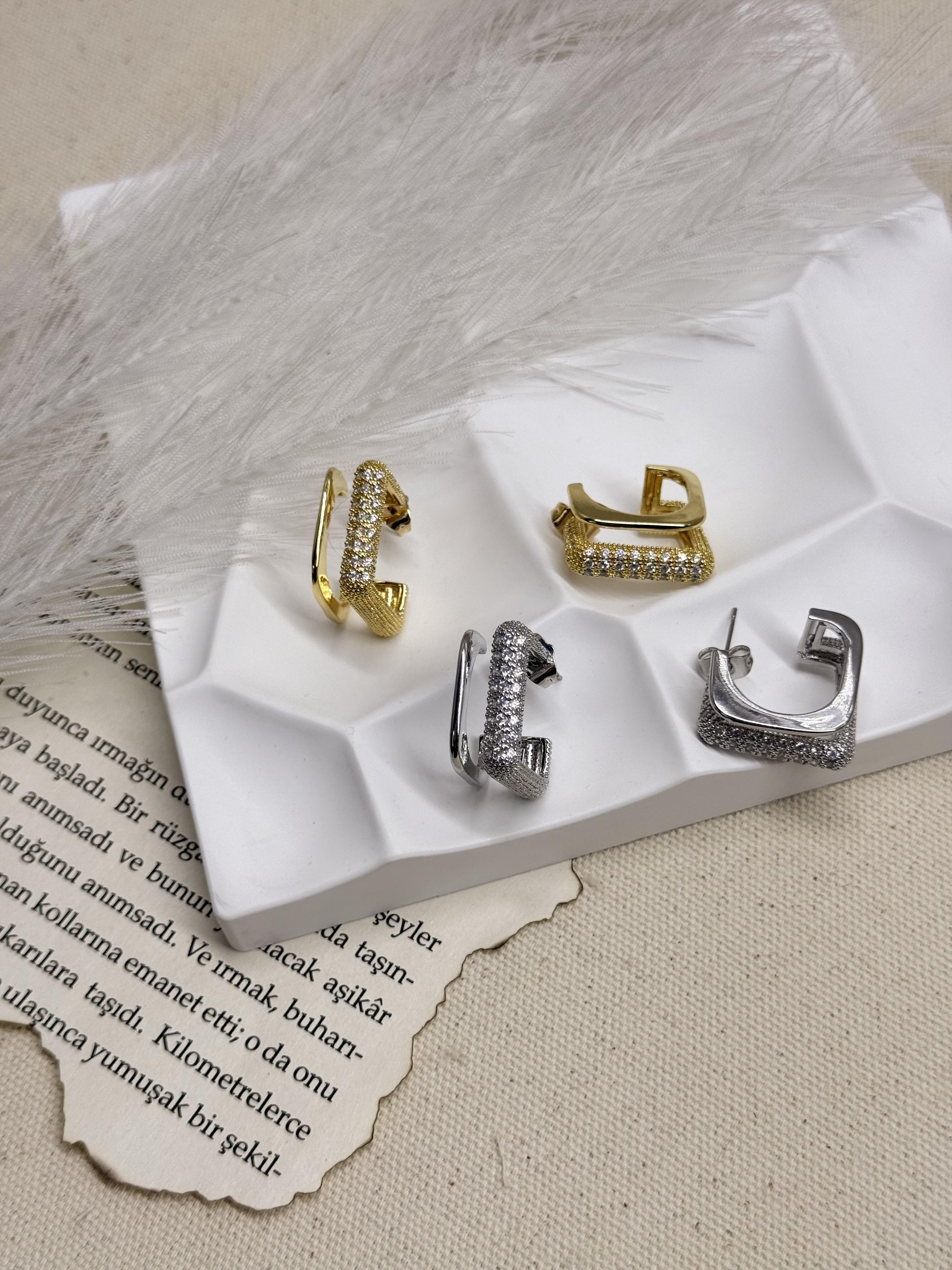 Taşlı Kare Model Küpe - Gold & Sılver