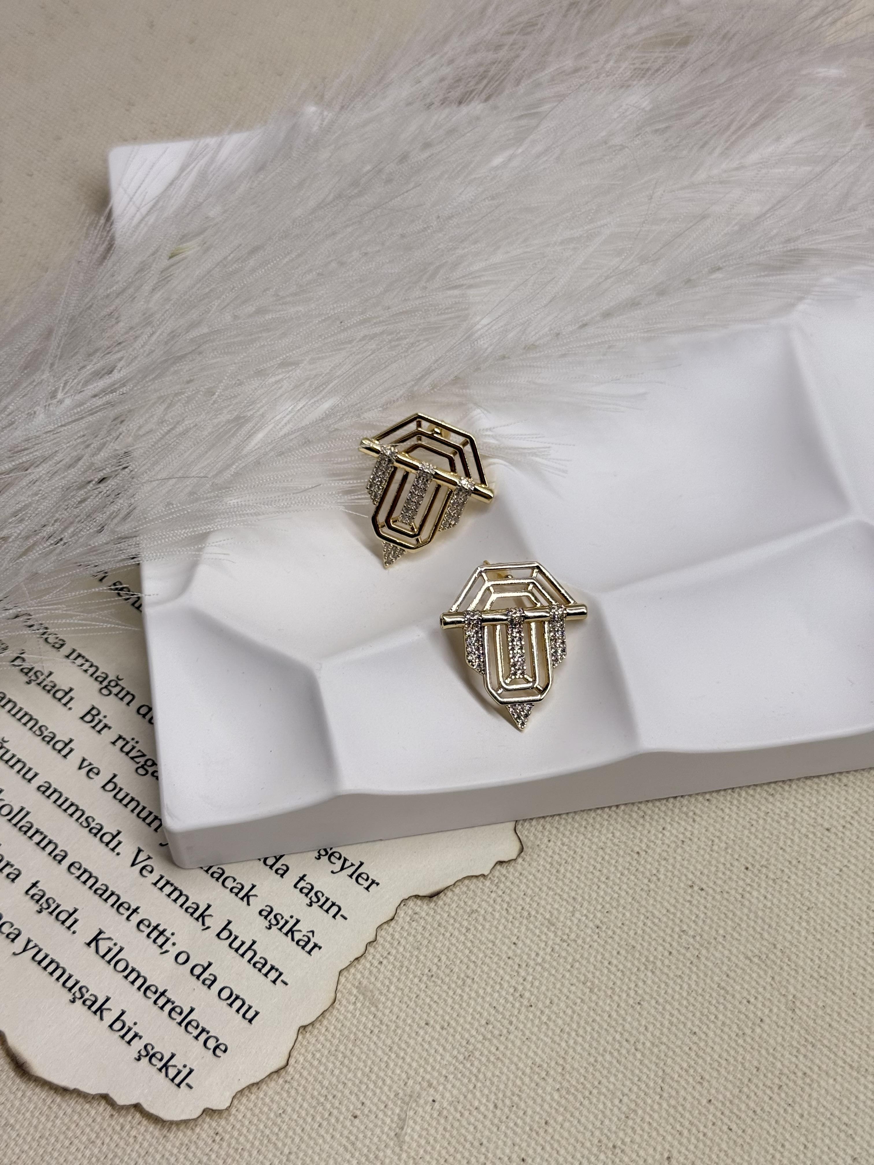 Serenay Üçgen Ok Model Küpe