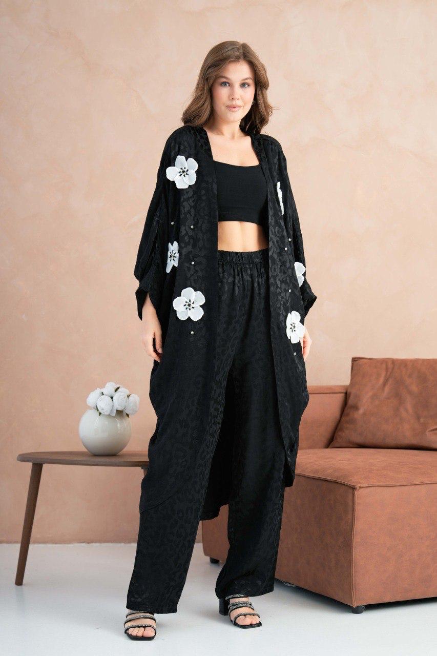 Beyaz Çiçek Aplikeli Siyah Saten Kimono Takım